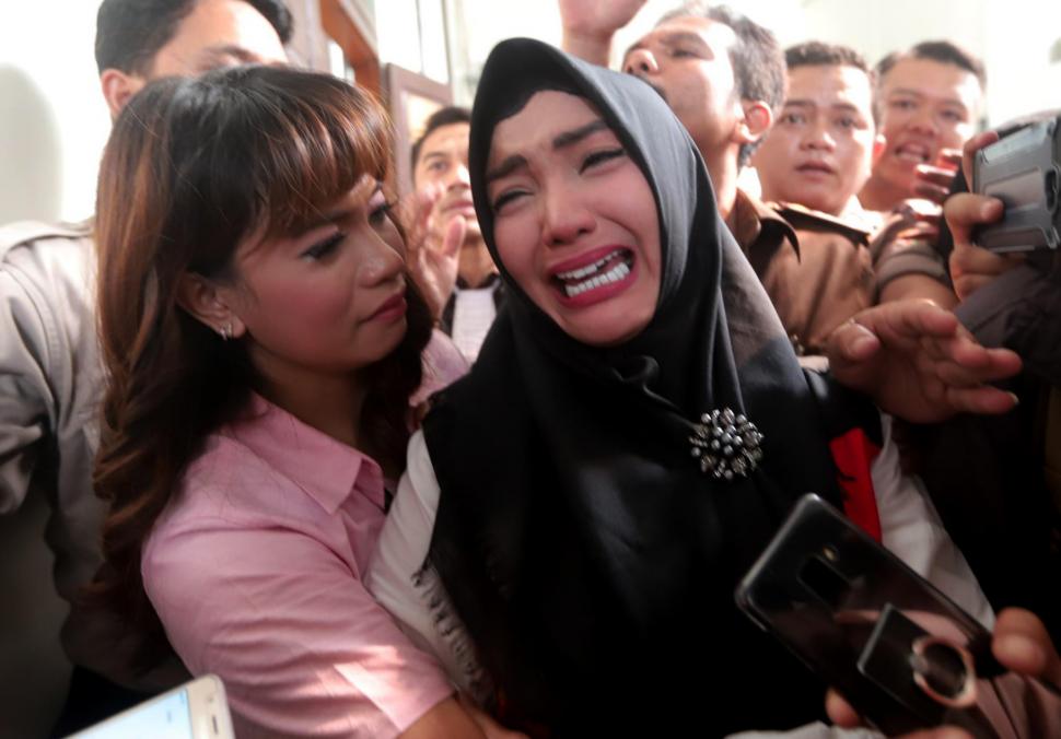 Roro Fitria Menangis Divonis 4 Tahun Bui Roro Fitria Menangis Divonis 4 Tahun Bui