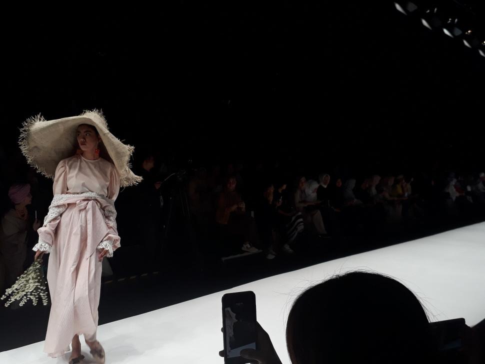 Barli Asmara memperkenalkan 20 rancangan terbarunya dengan tema besar, 'The Unstoppable You' di ajang Jakarta Fashion Week 2019, di Jakarta, Sabtu (20/10/2018). [Suara.com/Ratna Halidi]  