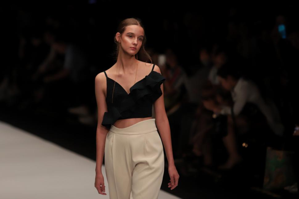 Peggy Hartanto Hadirkan Dunia Pandora di Panggung JFW 2019 Peggy Hartanto Hadirkan Dunia Pandora di Panggung JFW 2019