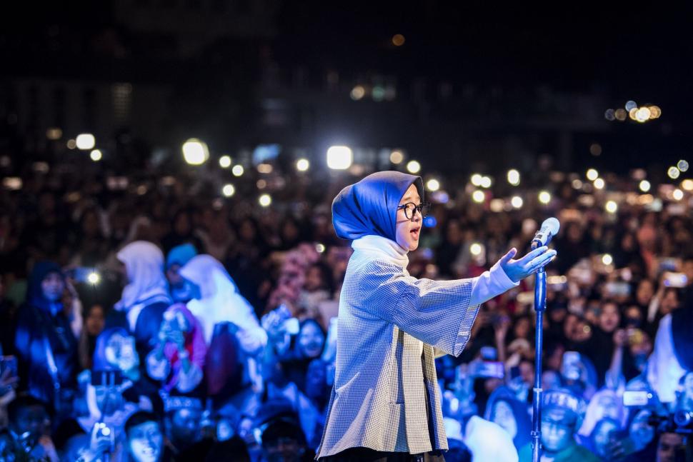 Vokalis Sabyan Gambus Nissa Sabyan menghibur ribuan santri saat Puncak perayaan Hari Santri Nasional 2018 di lapangan Gasibu, Bandung, Jawa Barat, Minggu (21/10). ANTARA FOTO/M Agung Rajasa