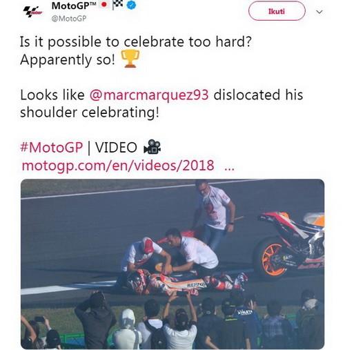 Marc Marquez terbaring di aspal akibat dislokasi bahu saat merayakan kesuksesannya meraih gelar juara dunia MotoGP 2018. [Twitter@MotoGP]