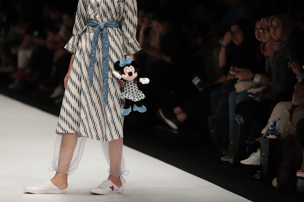 Didiet Maulana Kawinkan Kain Tenun dengan Mickey Mouse Didiet Maulana Kawinkan Kain Tenun dengan Mickey Mouse