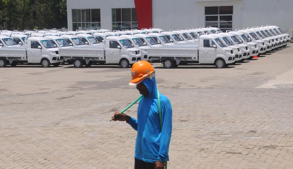 Sejumlah mobil pickup terparkir di halaman pabrik mobil Esemka di Sambi, Boyolali, Jawa Tengah, Senin (22/10).  [ANTARA FOTO/Aloysius Jarot Nugroho]