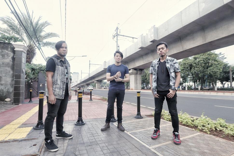 Personil Band Drive Rizki (vokal), Budi Rahardjo (gitaris) dan Ilhamsyah Dyego Pratama (bassist) berpose saat kunjungan ke kantor redaksi Suara.com, Jakarta, Rabu (24/10). [Suara.com/Muhaimin A Untung] 