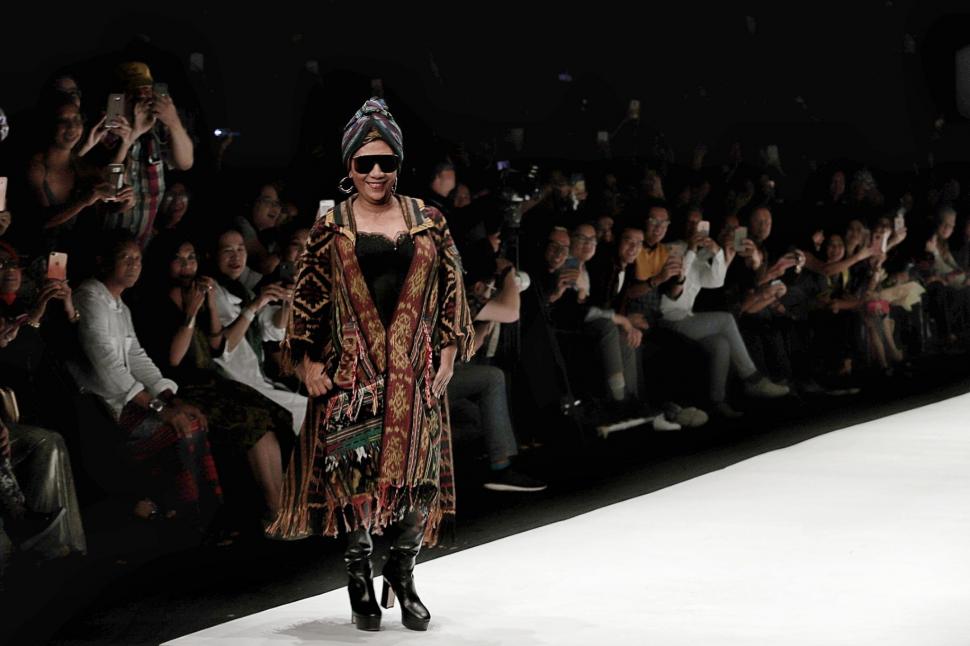 Aksi Menteri Susi Pudjiastuti Pukau Penonton di JFW 2019 Aksi Menteri Susi Pudjiastuti Pukau Penonton di JFW 2019