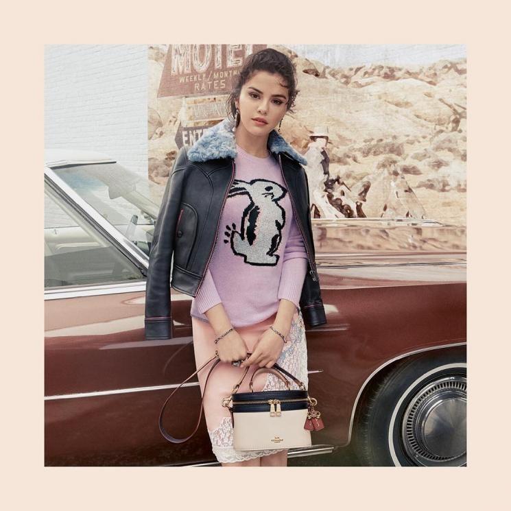 Selena Gomez dengan Tas Coach [IG @coach]