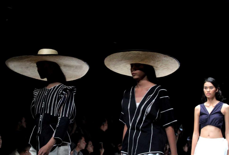Kolaborasi Desainer Sajikan Paduan Unsur Budaya Indonesia di JFW Kolaborasi Desainer Sajikan Paduan Unsur Budaya Indonesia di JFW