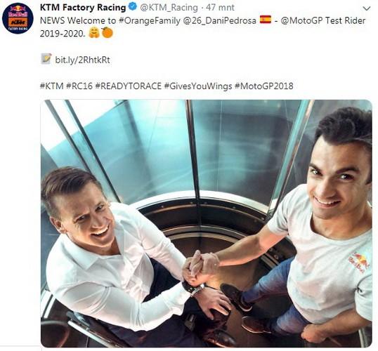 Pebalap MotoGP asal Spanyol, Dani Pedrosa (kanan), berjabat tangan dengan Direktur Motorsports KTM Grup, Pit Beirer. [Twitter@KTM_Racing]