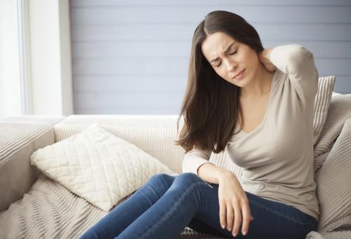 Leher kaku atau nyeri saat bangun tidur bisa jadi salah satu tanda saraf kejepit. (Shutterstock)