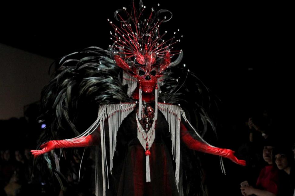 Dewi Fashion Knights Tutup Jakarta Fashion Week 2019 Dewi Fashion Knights Tutup Jakarta Fashion Week 2019