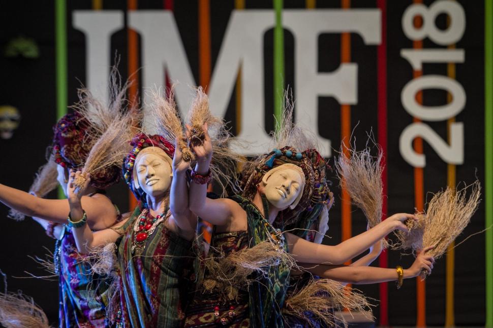 Penampilan penari topeng dari Bambang Besur dan Semarak Candrakirana saat tampil pada International Mask Festival 2018 di Prangwedanan Mangkunegaran, Solo, Jawa Tengah, Jumat (26/10). ANTARA FOTO/Mohammad Ayudha