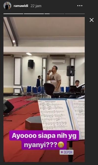 Saipul Jamil latihan nyanyi bareng orkestra [Instagram/ramawidi]