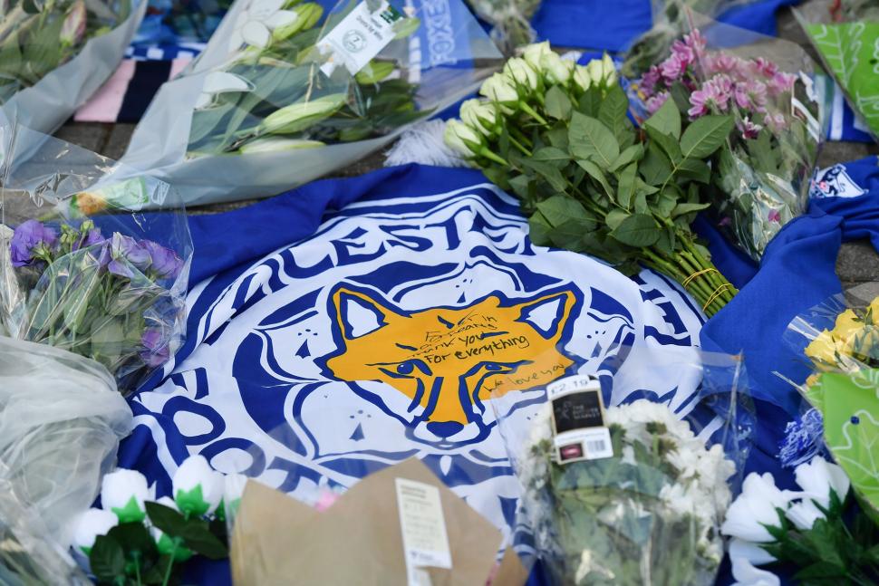 Fans Leicester Taruh Bunga di Depan King Power Stadium Fans Leicester Taruh Bunga di Depan King Power Stadium