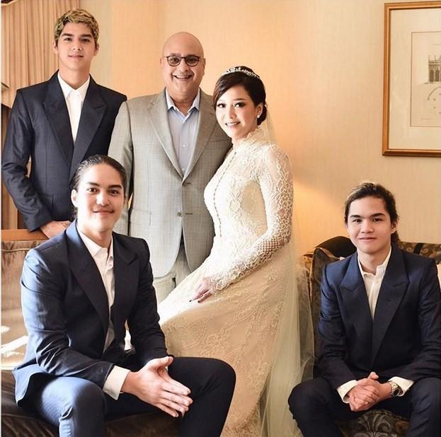 Maia Estianty cantik mengenakan gaun pengantin bersama Irwan Mussry dan tiga anaknya: Al, El dan Dul. (Instagram)