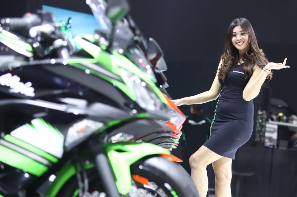 Paras Cantik SPG Hiasi Pameran IMOS 2018 Paras Cantik SPG Hiasi Pameran IMOS 2018