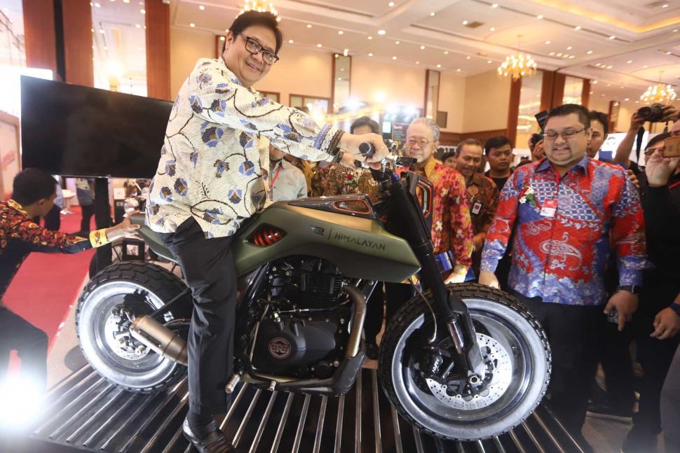 Menperin Naik Motor Saat Pembukaan IMOS 2018 Menperin Naik Motor Saat Pembukaan IMOS 2018