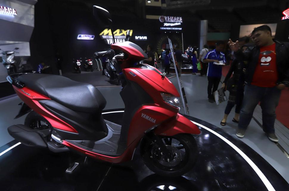 PT Yamaha Indonesia Motor Manufacturing (YIMM) secara resmi meluncurkan produk paling terbarunya yaitu Yamaha FreeGo yang digelar di ajang Indonesia Motorcyle Show (IMOS) 2018 di JCC, Senayan, Jakarta, Rabu (31/10). Sejumlah pengunjung mulai meliriknya.