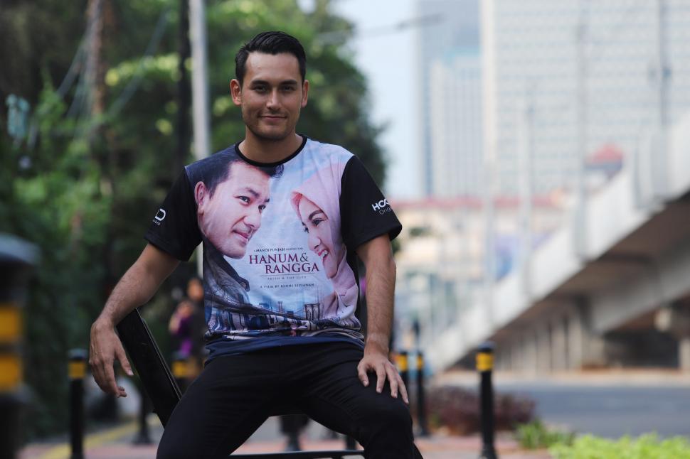 Artis Arifin Putra berpose saat berkunjung ke kantor Redaksi Suara.com, Jakarta, Kamis (1/11). [Suara.com/Muhaimin A Untung]