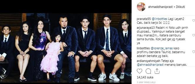 Foto kebersamaan Ahmad Dhani dan Mulan Jameela beserta anak-anaknya. [Instagram @ahmaddhaniprast]