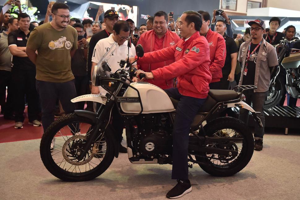 Gaya Jokowi Naik Motor Royal Enfield saat Kunjungi IMOS 2018 Gaya Jokowi Naik Motor Royal Enfield saat Kunjungi IMOS 2018