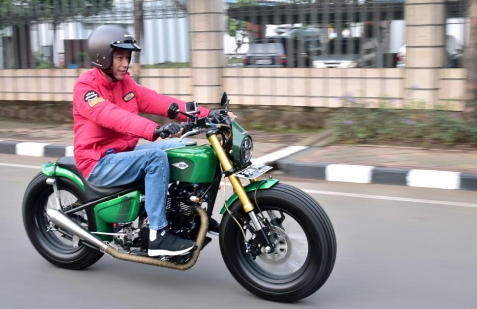 Aksi Jokowi Naik Motor Baru Saat Blusukan ke Pasar Anyar Aksi Jokowi Naik Motor Baru Saat Blusukan ke Pasar Anyar