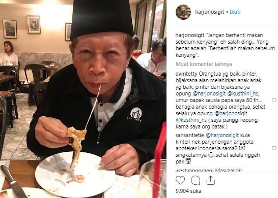 Harjono Sigit, ayah Maia Estianty menyantap makanan. [Instagram @harjonosigit]