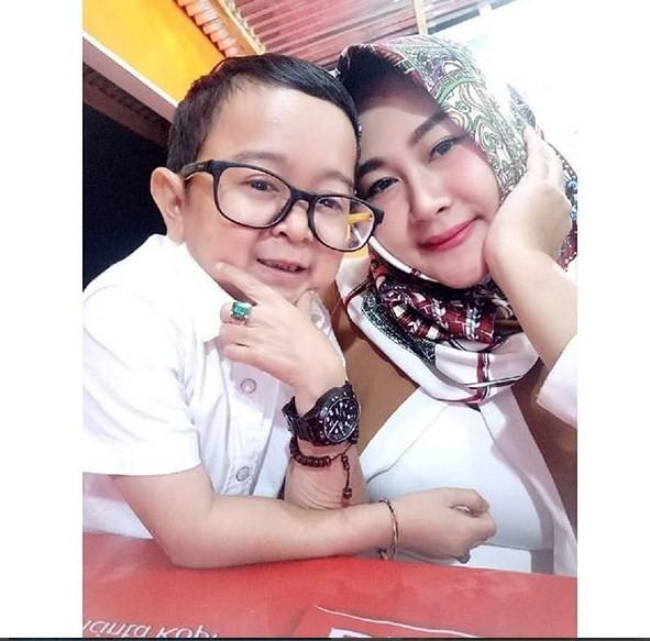 Daus Mini bersama calon istri, Shelvie Hana Wijaya. (Instagram)