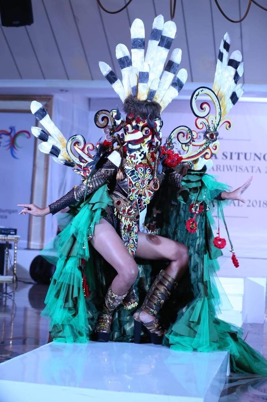 The Sacred Hudoq, kostum nasional yang akan dipakai Wilda Octaviana Situngkir di ajang Miss Supranational 2018. (Risna/Suara.com)