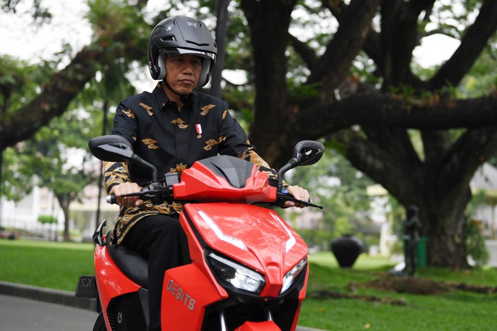 Begini Gaya Jokowi Jajal Motor Listrik Begini Gaya Jokowi Jajal Motor Listrik