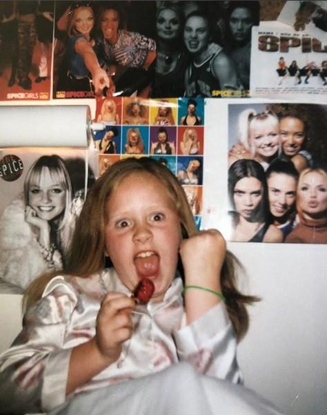 Adele kecil dengan latar belakang tembok kamarnya yang penuh dengan poster Spice Girls. (Instagram)