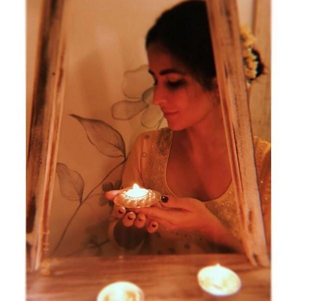 Katrina Kaif terlihat cantik saat merayakan diwali. (Instagram)