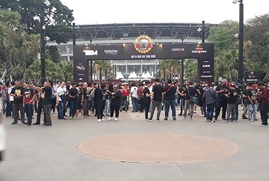 Suasana di venue konser Guns N Roses di GBK, Kamis (8/11/2018). [suara.com/Ismail] 