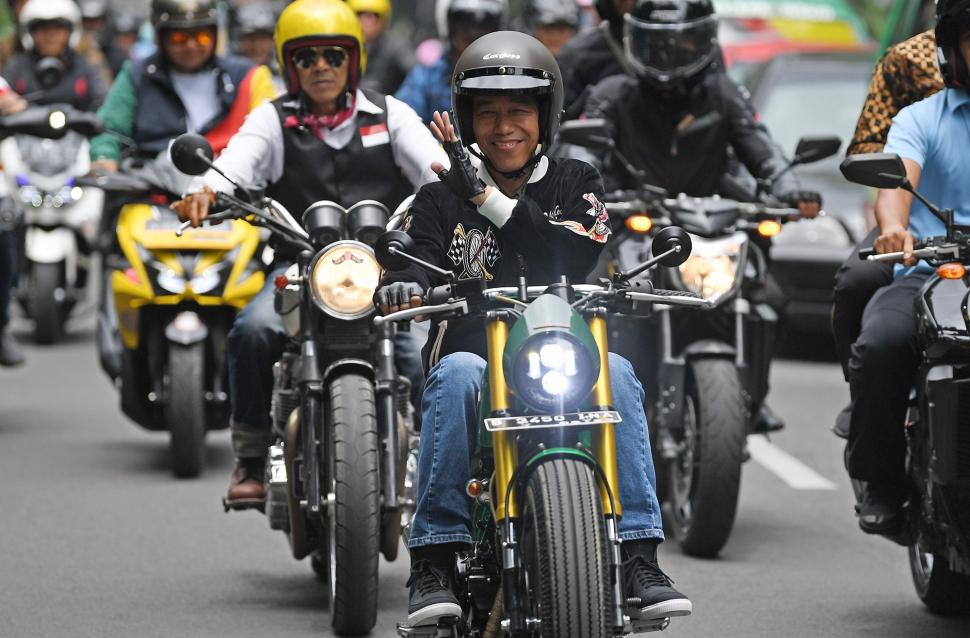 Jokowi Konvoi Bareng Komunitas Motor di Bandung Jokowi Konvoi Bareng Komunitas Motor di Bandung