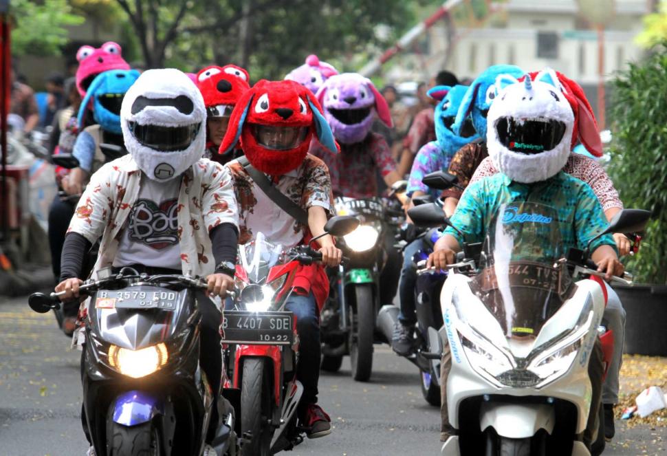 Heboh! Puluhan Pemotor Gunakan Helm Boneka di Jalan Heboh! Puluhan Pemotor Gunakan Helm Boneka di Jalan