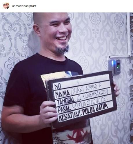 Pose Ahmad Dhani sebagai TSK di Polda Jatim. [Instagram]