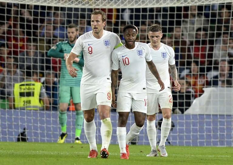 Pemain timnas Inggris Harry Kane (kiri) dan Raheem Sterling rayakan gol ke gawang timnas Spanyol di pertandingan UEFA Nations League yang berlangsung pada 15 Oktober 2018 [AFP]