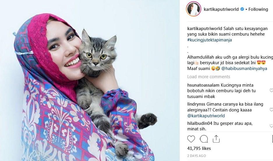 Kartika Putri bersama kucing kesayangan. (Instagram Kartika Putri)