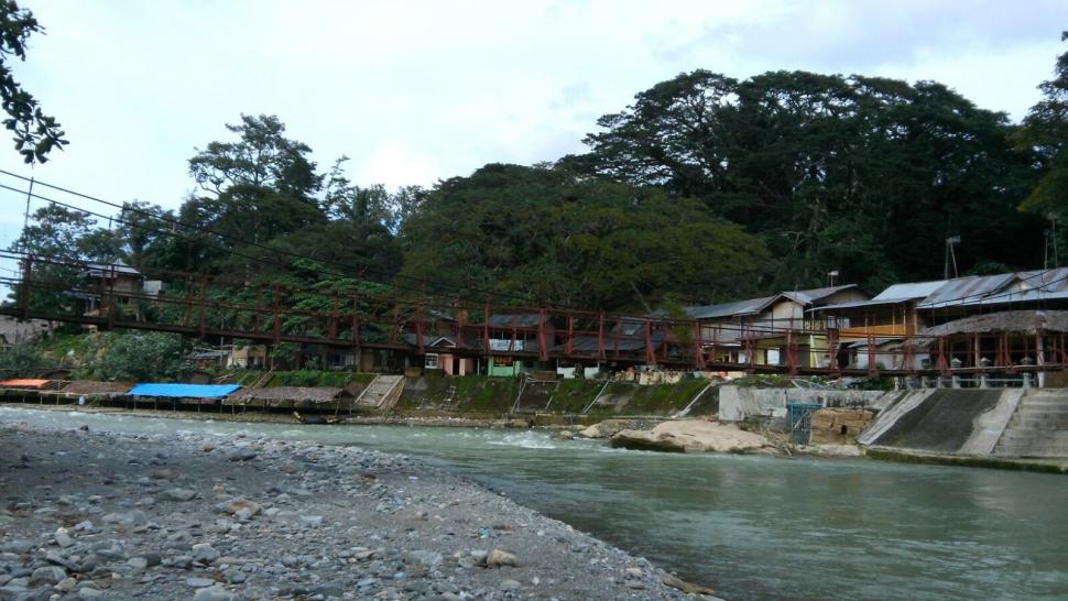 Pemandangan sungai di Bukit Lawang Sumatera Utara. (Suara.com/Silfa Humairah)