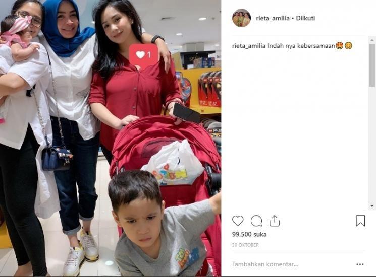 Rieta Amalia bersama anak dan cucu. (Instagram)