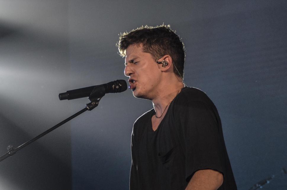 Penyanyi Charlie Puth saat tampil di ICE BSD, Tangerang, Banten, Jumat (16/11). (Suara.com/Fakhri Hermansyah)