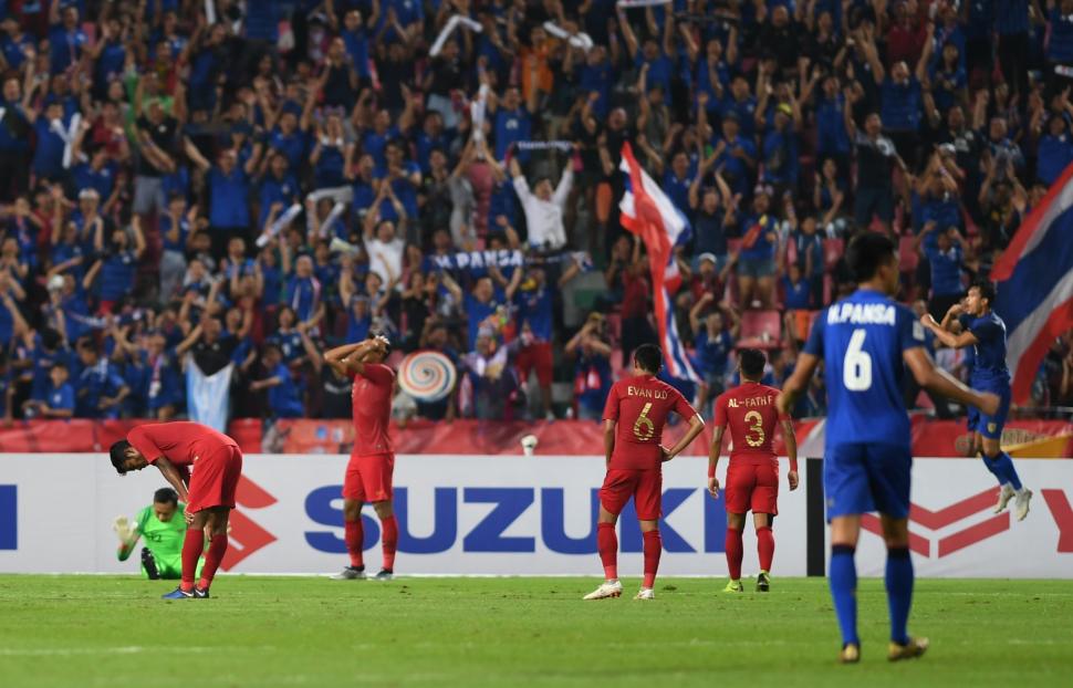 Sejumlah pesepak bola Indonesia meluapkan kekecewaan setelah gawang Indonesia dibobol Thailand dalam laga lanjutan Piala AFF 2018 di Stadion Nasional Rajamangala, Bangkok, Thailand, Sabtu (17/11) . ANTARA FOTO/Akbar Nugroho Gumay