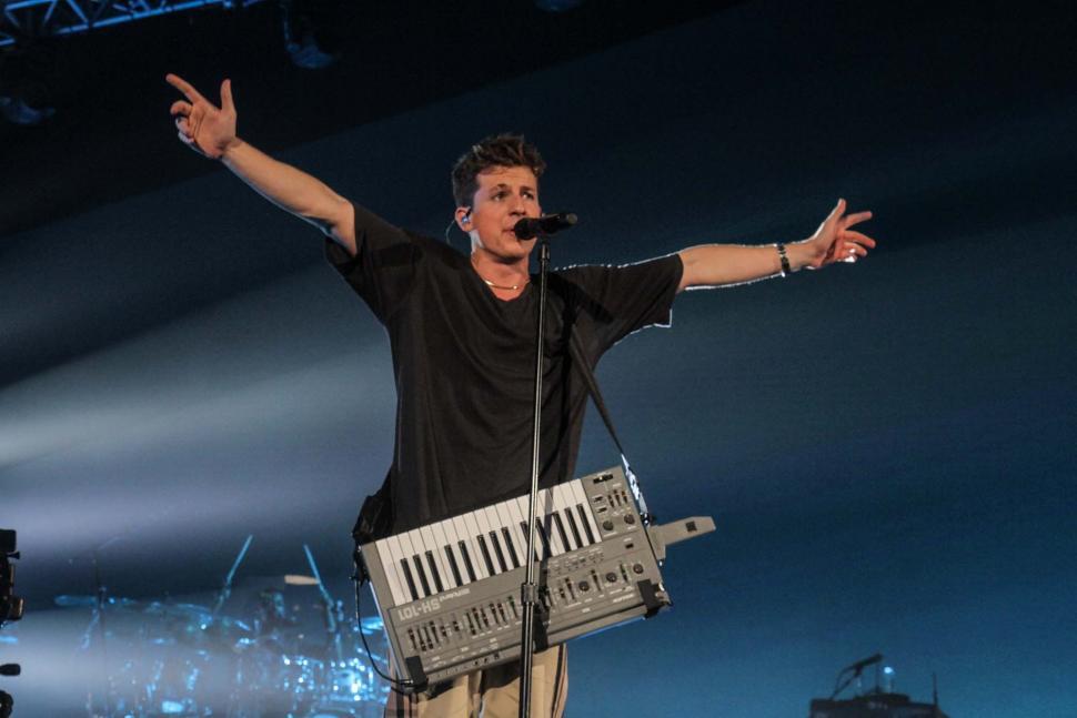 Penyanyi Charlie Puth saat tampil di ICE BSD, Tangerang, Banten, Jumat (16/11). (Suara.com/Fakhri Hermansyah)