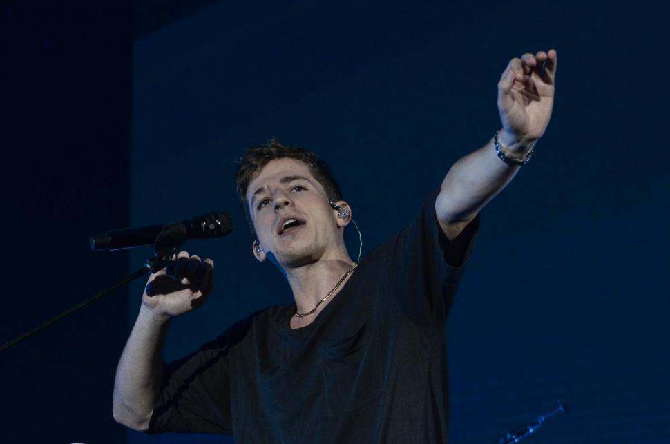 Penyanyi Charlie Puth saat tampil di ICE BSD, Tangerang, Banten, Jumat (16/11). (Suara.com/Fakhri Hermansyah)
