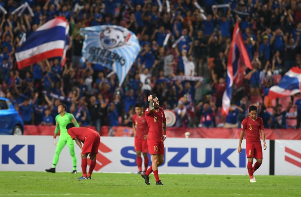 Sejumlah pesepak bola Indonesia meluapkan kekecewaan setelah gawang Indonesia dibobol Thailand dalam laga lanjutan Piala AFF 2018 di Stadion Nasional Rajamangala, Bangkok, Thailand, Sabtu (17/11). ANTARA FOTO/Akbar Nugroho Gumay
