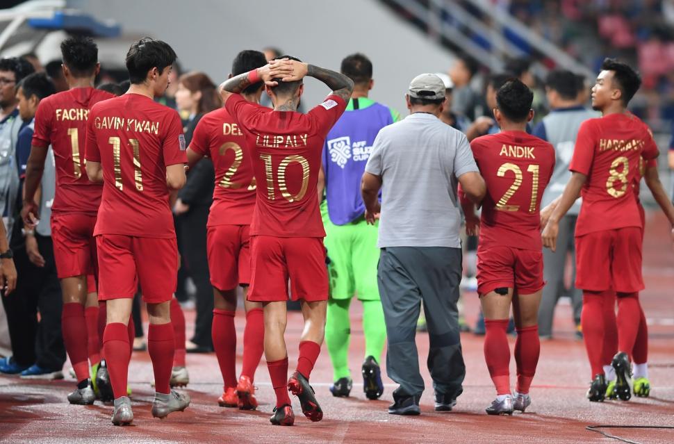 Sejumlah pesepak bola Indonesia berjalan meninggalkan lapangan usai pertandingan melawan Thailand dalam laga lanjutan Piala AFF 2018 di Stadion Nasional Rajamangala, Bangkok, Thailand, Sabtu (17/11). ANTARA FOTO/Akbar Nugroho Gumay