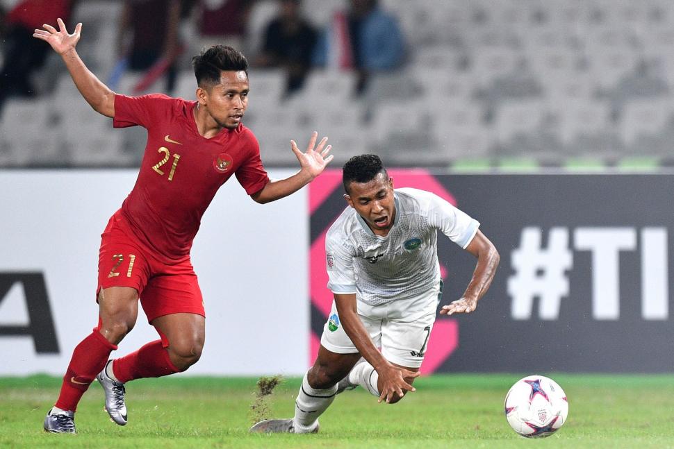 Pemain timnas Indonesia Andik Vermansah (kiri) berhadapan dengan pemain timnas Timor Leste Rufino Walter Gama dalam pertandingan penyisihan grup B Piala AFF 2018 di Stadion Utama Gelora Bung Karno, Jakarta, Selasa (13/11/2018). Indonesia menang 3-1. ANTARA FOTO/Sigid Kurniawan