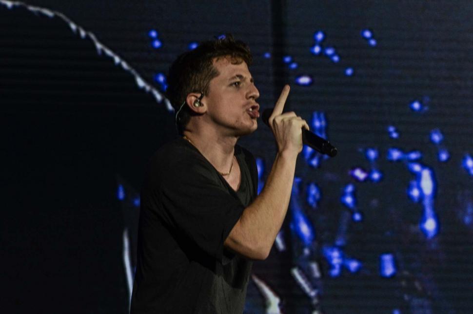 Penyanyi Charlie Puth saat tampil di ICE BSD, Tangerang, Banten, Jumat (16/11). (Suara.com/Fakhri Hermansyah)