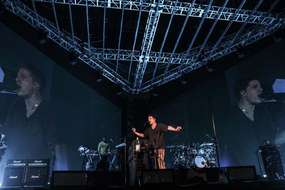 Penyanyi Charlie Puth saat tampil di ICE BSD, Tangerang, Banten, Jumat (16/11). (Suara.com/Fakhri Hermansyah)