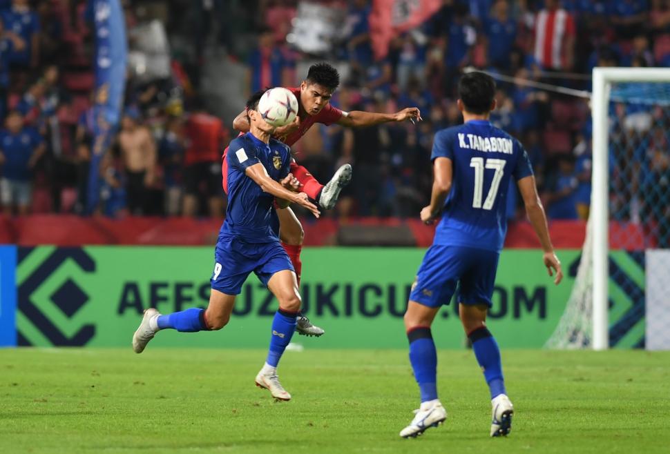 Pesepak bola Indonesia Fachruddin (kanan) berebut bola dengan pesepak bola Thailand Adisak Kraisom (kiri) dalam laga lanjutan Piala AFF 2018 di Stadion Nasional Rajamangala, Bangkok, Thailand, Sabtu (17/11). ANTARA FOTO/Akbar Nugroho Gumay