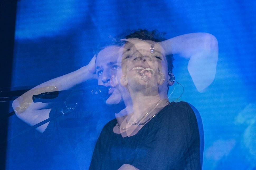 Penyanyi Charlie Puth saat tampil di ICE BSD, Tangerang, Banten, Jumat (16/11). (Suara.com/Fakhri Hermansyah)
